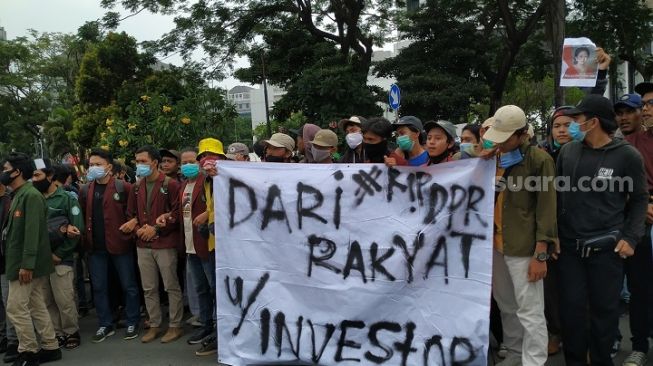 Massa mahasiswa berkumpul untuk demo menolak UU Omnibus Law - Cipta Kerja di patung kuda, Jalan Medan Merdeka Barat, Gambir, Jakarta Pusat, Kamis (8/10/2020). [Suara.com/Ysir] 