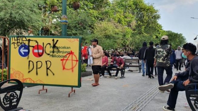 Suasana di kawasan Malioboro sesaat di tengah aksi demo tolak pengesahan UU Cipta Kerja, Kamis (08/10/2020). [Hiskia Andika Weadcaksana / SuaraJogja.id]