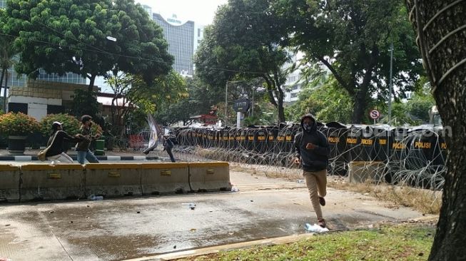 DOR..DOR..! Polisi Tembaki Gas Air Mata ke Pendemo di Patung Kuda Jakarta