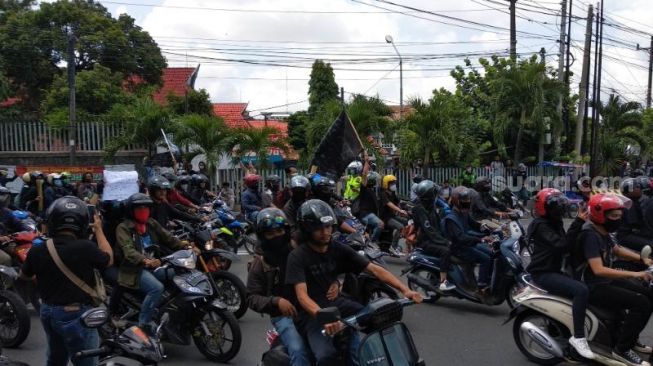 Massa yang terdiri dari ribuan aktivis dan berbagai elemen masyarakat memenuhi Bundaran UGM dalam aksi menuntut penolakan dan pencabutan UU Cipta Kerja, Kamis (8/10/2020). - (SuaraJogja.id/Muhammad Ilham Baktora)