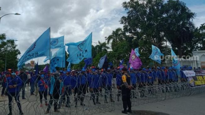 Ribuan buruh yang bergabung dalam Konfederasi Serikat Pekerja Indonesia (KSPI) Kota Batam tiba di kantor Wali Kota Batam, Kamis (8/10/2020). [Suara.com/Ahmad R]