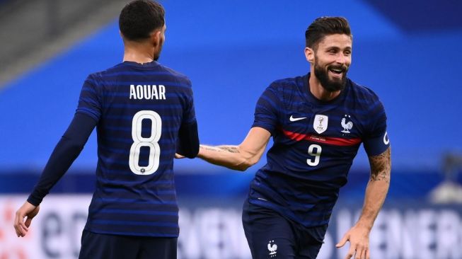 Penyerang Timnas Prancis, Olivier Giroud melakukan selebrasi usai mencetak gol ke gawang Ukraina pada laga uji coba internasional yang dihelat di Stade de France, Saint-Denis, Kamis (8/10/2020) dini hari WIB. [FRANCK FIFE / AFP]