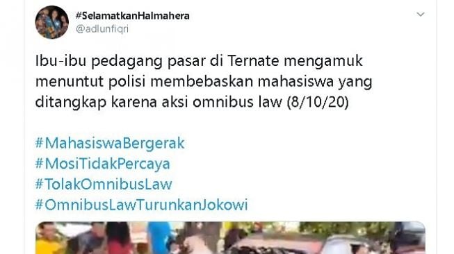 Ibu-ibu hadang mobil polisi saat aksi omnibus law. (Twitter/@adlunfiqri)