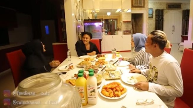 Sule mengajak Nathalie Holscher makan malam bareng Rizky Febian dan Putri Delina. [YouTube channel Sule]