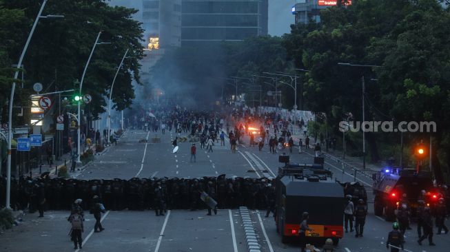 Barisan polisi membentuk barikade untuk menahan massa demonstran yang menolak disahkannya Undang-Undang Omnibus Law di Kawasan Tugu Tani, Jakarta Pusat, Kamis (8/10). [Suara.com/Alfian Winanto]