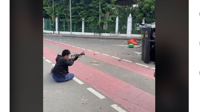 Guling-guling di Depan Polisi, Aksi Pemuda saat Demo Ini Bikin Heran