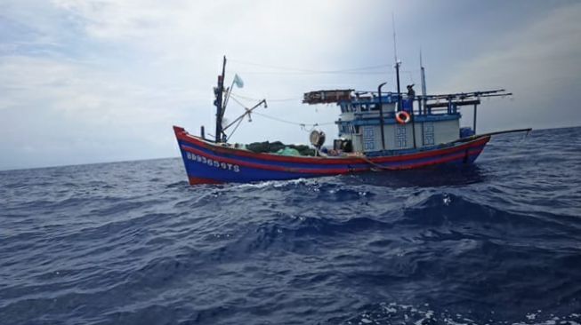 Drama Pengusiran 2 Kapal Pencuri Ikan Asal Vietnam di Laut Natuna
