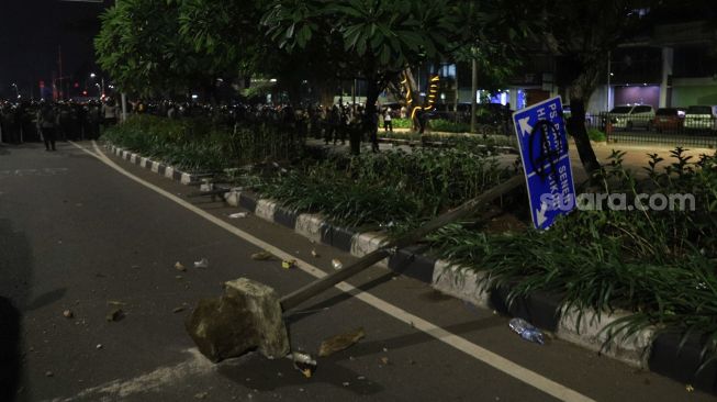 Papan Penunjuk jalan rusak akibat terjadinya bentrokan antara petugas kepolisian dengan massa demonstran yang menolak disahkannya Undang - Undang Omnibus Law di Kawasan Tugu Tani, Jakarta Pusat, Kamis (8/10). [Suara.com/Alfian Winanto]