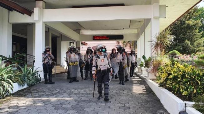 Petugas Polres Bantul melakukan penjagaan di Gedung DPRD Bantul, Jumat (9/10/2020). - (SuaraJogja.id/Hiskia Andika)