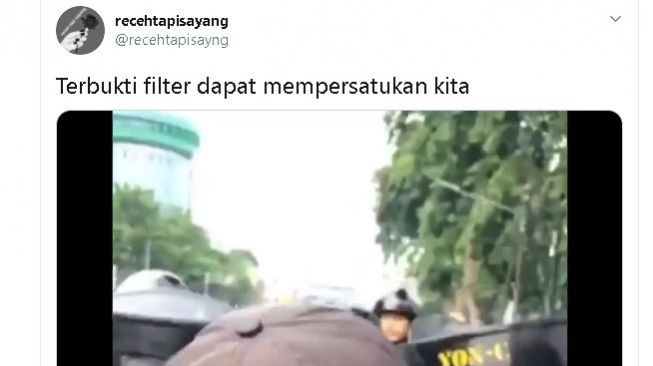 Polisi bagi rokok dengan demonstran. (Twitter/@recehtapisayng)