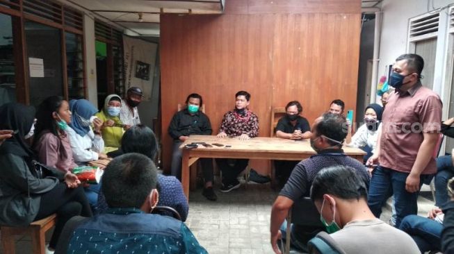 Tim kuasa hukum dan keluarga demonstran Jogja Memanggil yang ditangkap polisi berada di kantor LBH Yogyakarta, Jumat (9/10/2020). - (SuaraJogja.id/Muhammad Ilham Baktora)