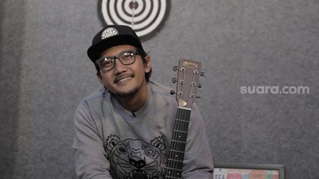 Sandy Canester Coba Instrumen Piano di Lagu Baru, Sedih