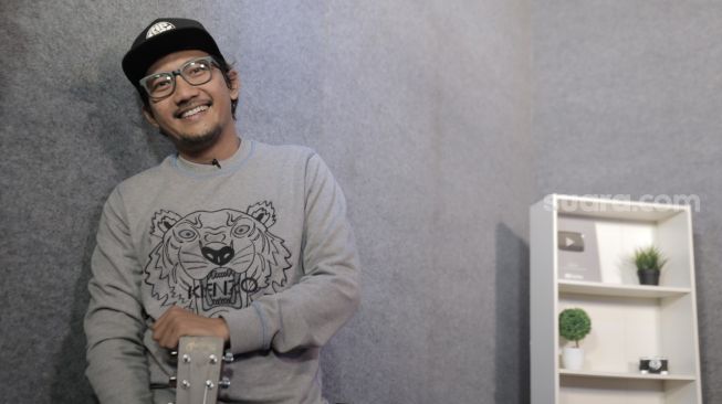 Blak-blakan Sandy Canester, Lagu Baru, Kisah Cinta hingga Demo Omnibus Law