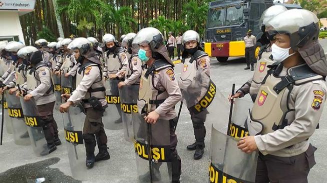 Sikap Represif Aparat Kawal Pendemo di Riau Tuai Kritikan
