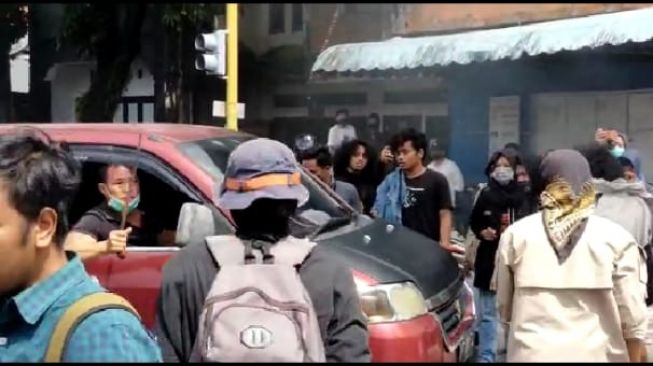 Seorang pengendara di Kota Parepare marah ke pengunjuk rasa yang menutup jalan. Pria ini mengeluarkan parang panjang sehingga mahasiswa berhamburan / Foto : Istimewa