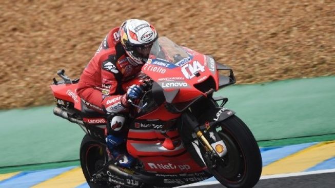 Pebalap Ducati Andrea Dovizioso menggeber motornya di sesi latihan bebas di Le Mans, Jumat (9/10/2020). [AFP]