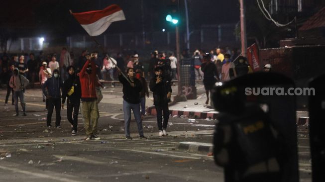 Para demonstran memprovokasi petugas saat demonstrasi menolak disahkannya Undang-Undang Omnibus Law di Kawasan Tugu Tani, Jakarta Pusat, Kamis (8/10). [Suara.com/Alfian Winanto]