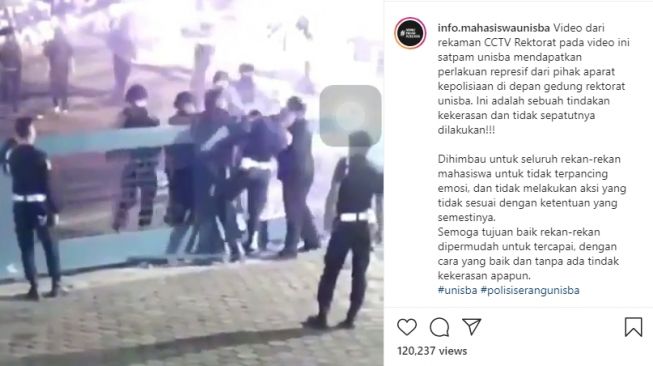 Kericuhan antara Polisi dan Satpam Kampus Unisba, Kota Bandung, Kamis (8/8/2020) malam. [Tangkapan layar Instagram @info.mahasiswaunisba]