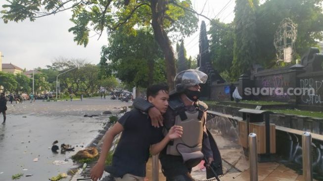 Polisi Halangi Jurnalis di Semarang Meliput Aksi Tolak UU Omnibus Law