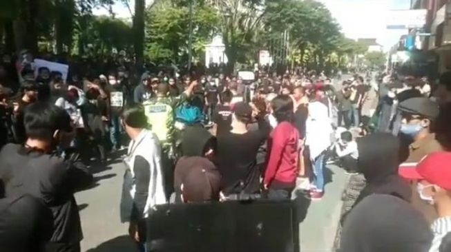 Bentrok, Demonstran di Depan Gedung DPRD Balikpapan Dihujani Gas Air Mata