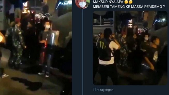 Tangakapan layar video viral TNI memberi tameng kepada mahasiswa. [Twitter]