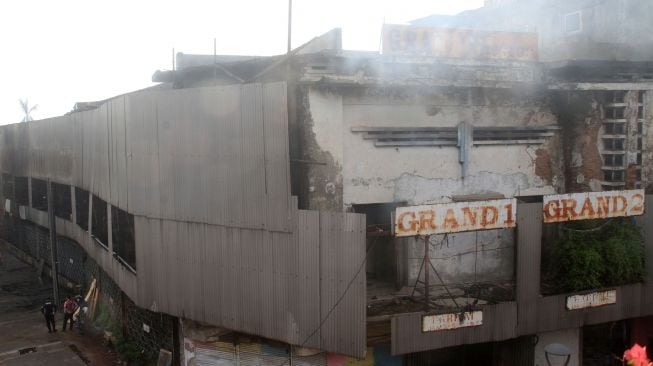 Kondisi bioskop Grand Theater usai dibakar massa di kawasan Senen, Jakarta, Jumat (9/10/2020).  [Suara.com/Oke Atmaja]