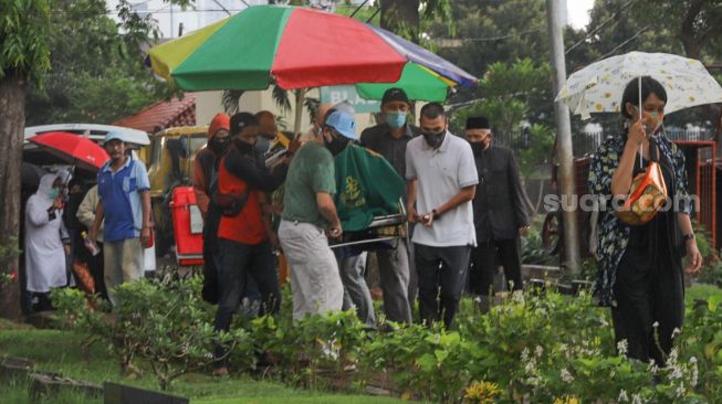 Dengan Suara Bergetar, Rayi RAN Mengazani Jenazah Ibunda di Liang Lahad