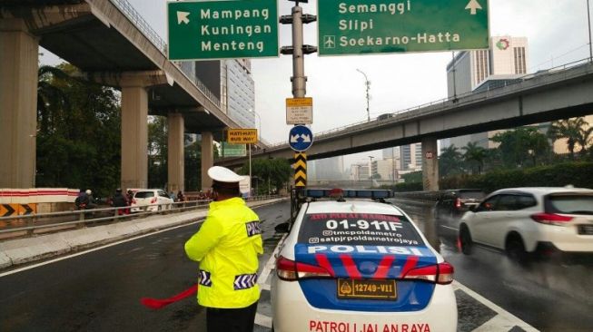 Petugas Satuan PJR Polda Metro Jaya melalukan pengaturan lalu limtas di exit Tol Tegal Parang, Jumat (9/10/2020) [ANTARA/HO-Twitter TMC Polda Metro Jaya].