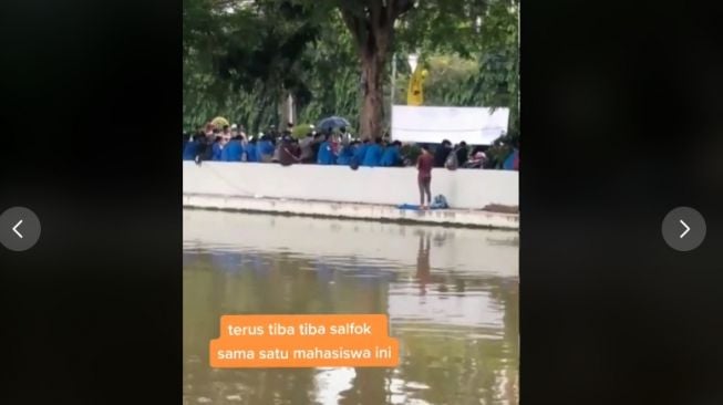 Aksi Pendemo di Pinggir Kanal Curi Perhatian, Warganet Penasaran Sosoknya