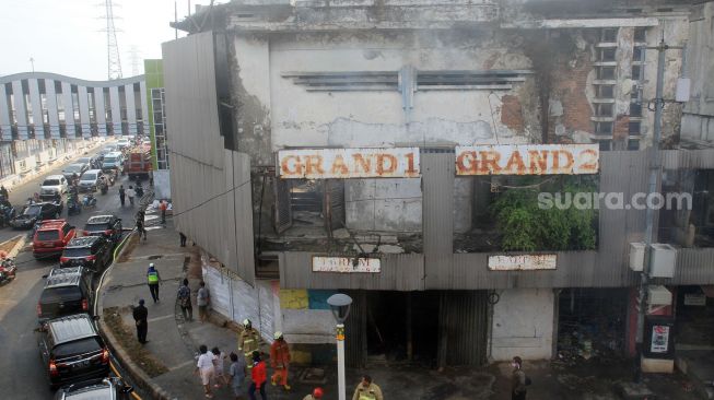 Kondisi bioskop Grand Theater usai dibakar massa di kawasan Senen, Jakarta, Jumat (9/10/2020).  [Suara.com/Oke Atmaja]