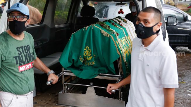 Musisi Rayi Putra Rahardjo atau Rayi RAN saat tiba dengan ambulan di TPU Karet Bivak, Jakarta Pusat, Jumat (9/10). [Suara.com/Alfian Winanto]