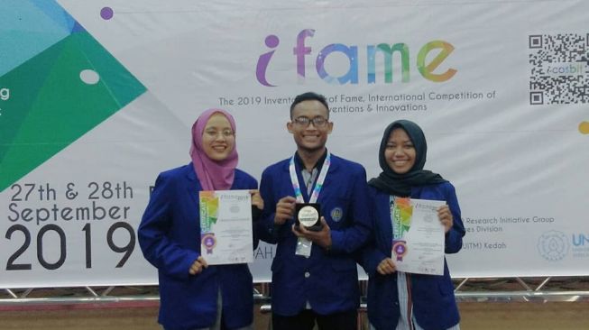 Dita (kanan) bersama rekan-rekannya saat mendapat medali silver di kompetisi inovasi yang digelar di Malaysia 2019 lalu. [Dita Alvinasari / magang]