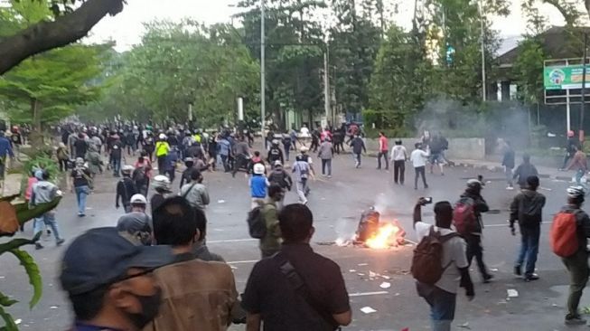 Polisi Tangkap 429 Orang Saat Aksi Omnibus Law di Bandung