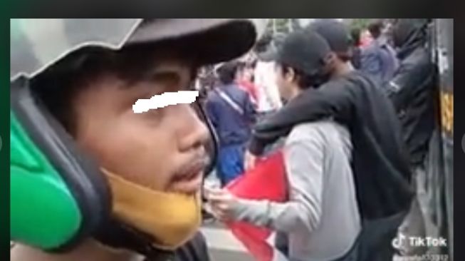 Viral Lelaki Hampiri Polisi saat Aksi: Saya Kecil Tapi Tahu NKRI Harga Mati