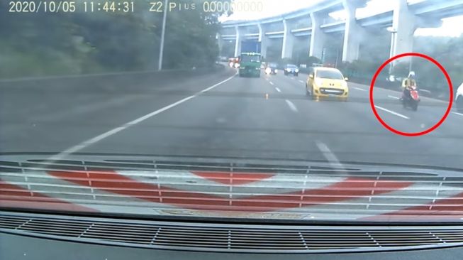 Viral Pemotor Nekat Masuk Jalan Tol, Malah Picu Kecelakaan Karambol