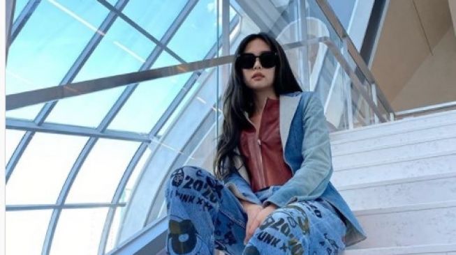 Gaya Jennie Blackpink Pakai Double Denim, Kamu Kasih Skor Berapa?