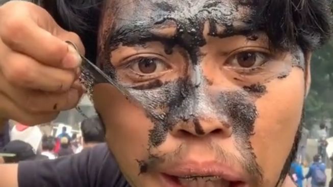 Ajak Pendemo Pakai Masker, Tapi Kok Ada yang Aneh ya?