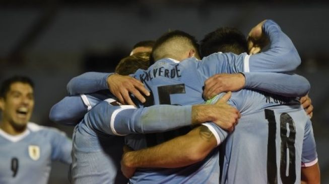 Para pemain Uruguay merayakan gol Maximiliano Gomez (kanan) guna mengalahkan Chile dalam laga kualifikasi Piala Dunia 2020 zona Amerika Latin. Matilde Campodonico / POOL / AFP