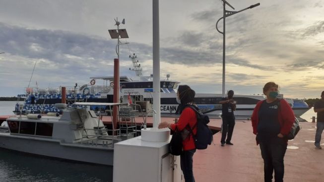 Pengunjung mencuci tangan begitu turun dari kapal usai mengunjungi resor Kepri Coral di Kota Batam Kepulauan Riau, Jumat (9/10/2020). (Antara/Naim)