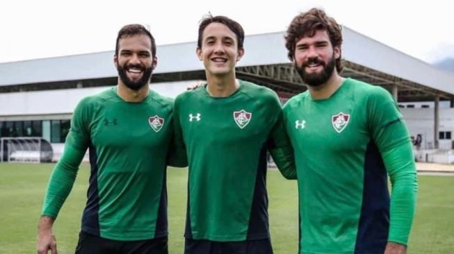 Marcelo Pitaluga bersama Alisson Becker dan kakaknya, Muriel saat berlatih di Fluminense. (thisisanfield.com)