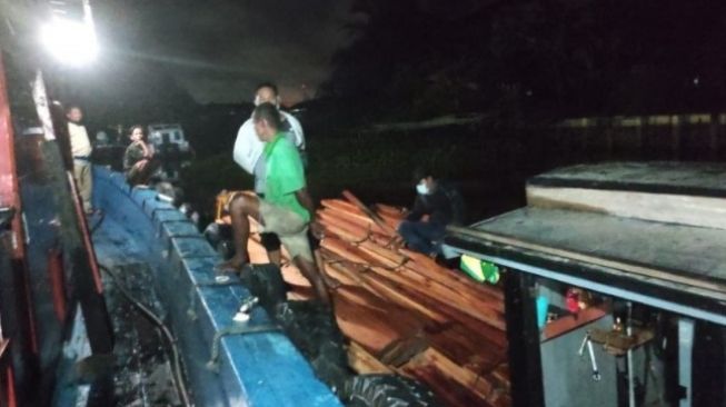 Tepergok Angkut Ribuan Kayu Ilegal di Sungai Kapuas, Sam Dibekuk