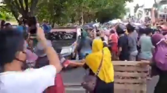 Mahasiswa Ditangkap saat Demo Omnibus Law, Ibu-ibu Pedagang Pasar Mengamuk