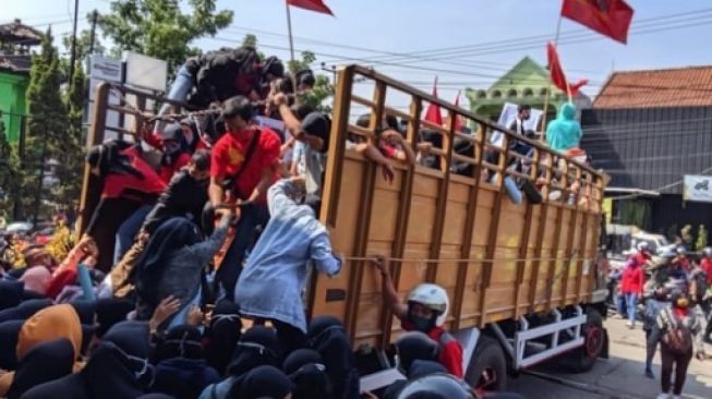 Emak-emak ikut truk demo