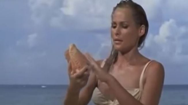 Bikini Ikonik dari Film James Bond Dilelang, Harganya Capai Rp7,3 Miliar