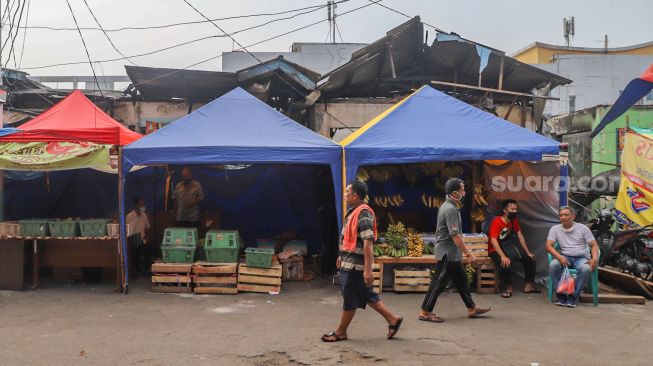 Pedagang Pasar Cempaka Putih Berjualan di Tenda Sementara