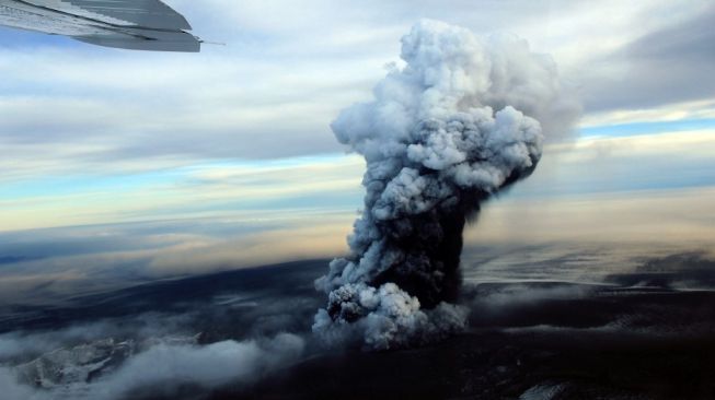 Letusan gunung berapi Grímsvötn di Islandia. [Bjorn Oddsson/AFP]