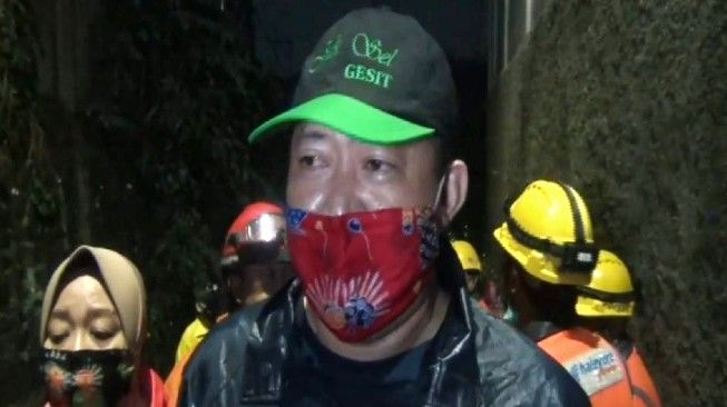 Sekretaris Kelurahan Ciganjur Firdaus Aulawi mengecek kondisi warga terdampak banjir di Jalan Damai, RT 04/RW 02 Kelurahan Cinganjur, Jakarta Selatan, Sabtu (10/10/2020). [Ist]