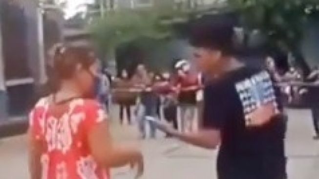 Emak jemput anak saat demo