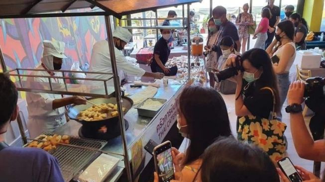 Ketemu Artis Terkenal di Warung Gorengan, Curhat Wanita Ini Viral