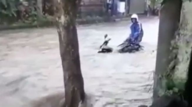 Detik-detik Pria Selamatkan Sepeda Motornya, Nyaris Hanyut di Tabanan